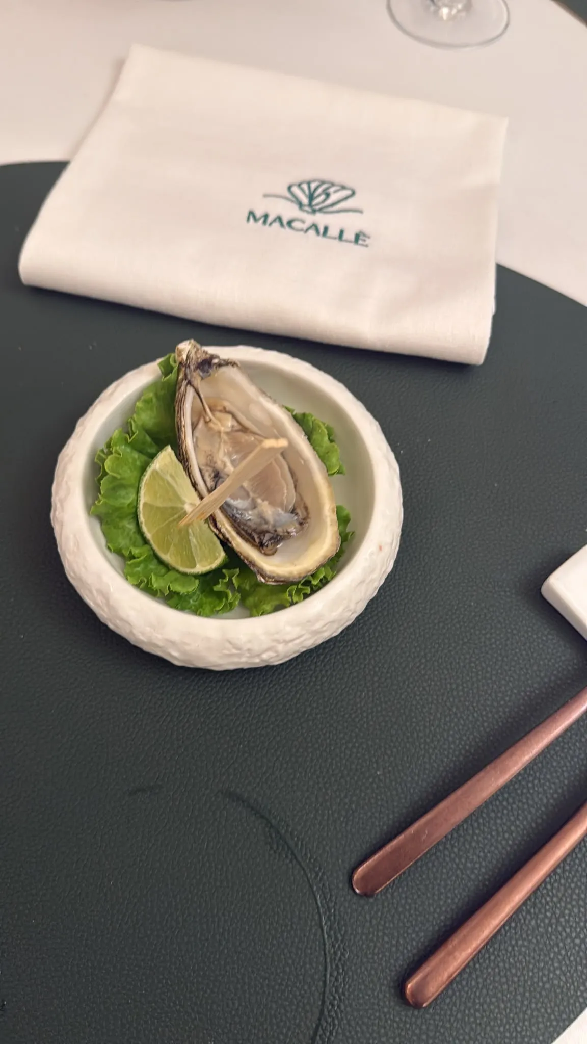 Ostrica con lime su lattuga, servita nella ciotola in ceramica di Macallè