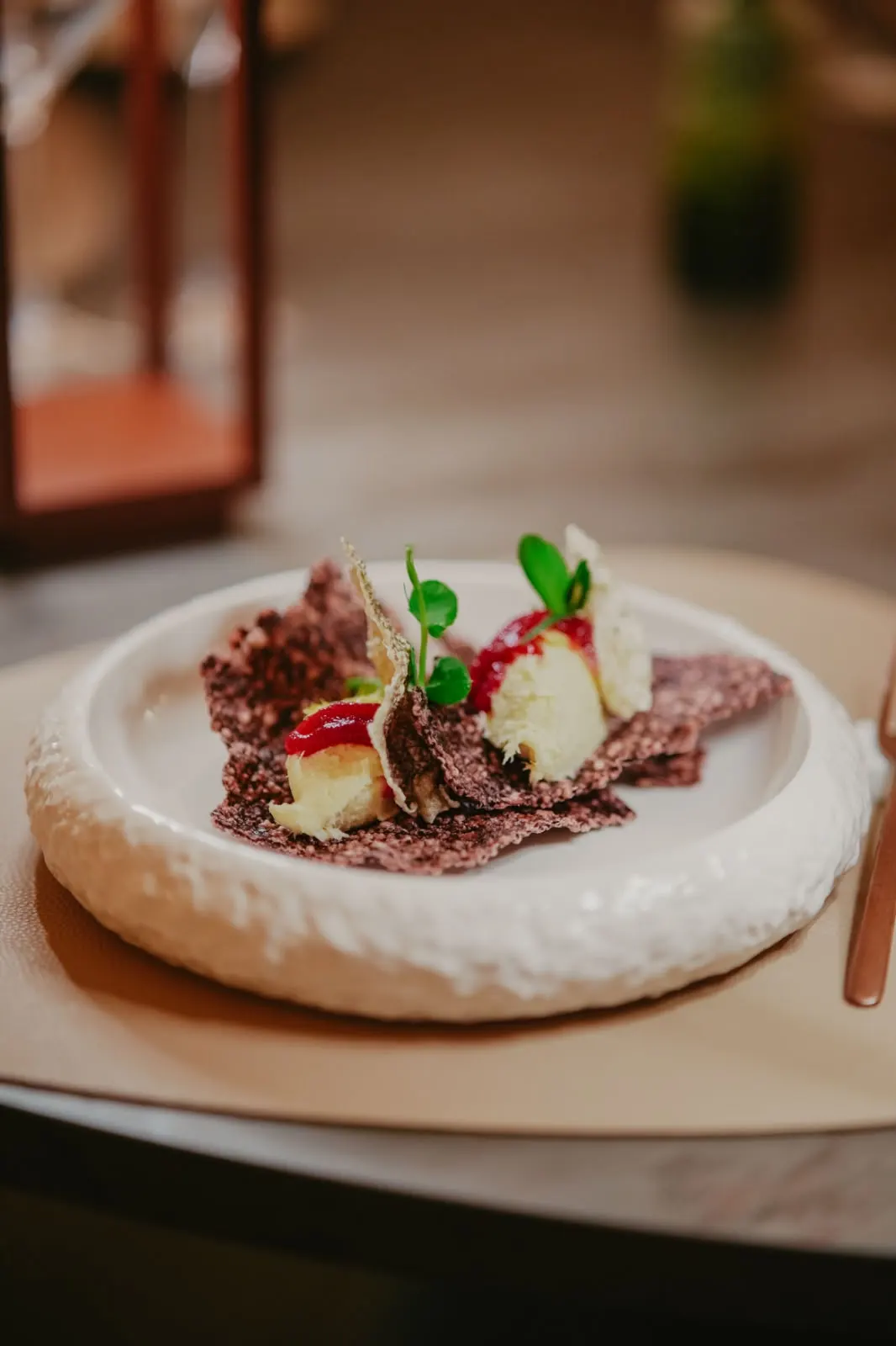 Antipasto con crumble, crema e coulis di frutti rossi