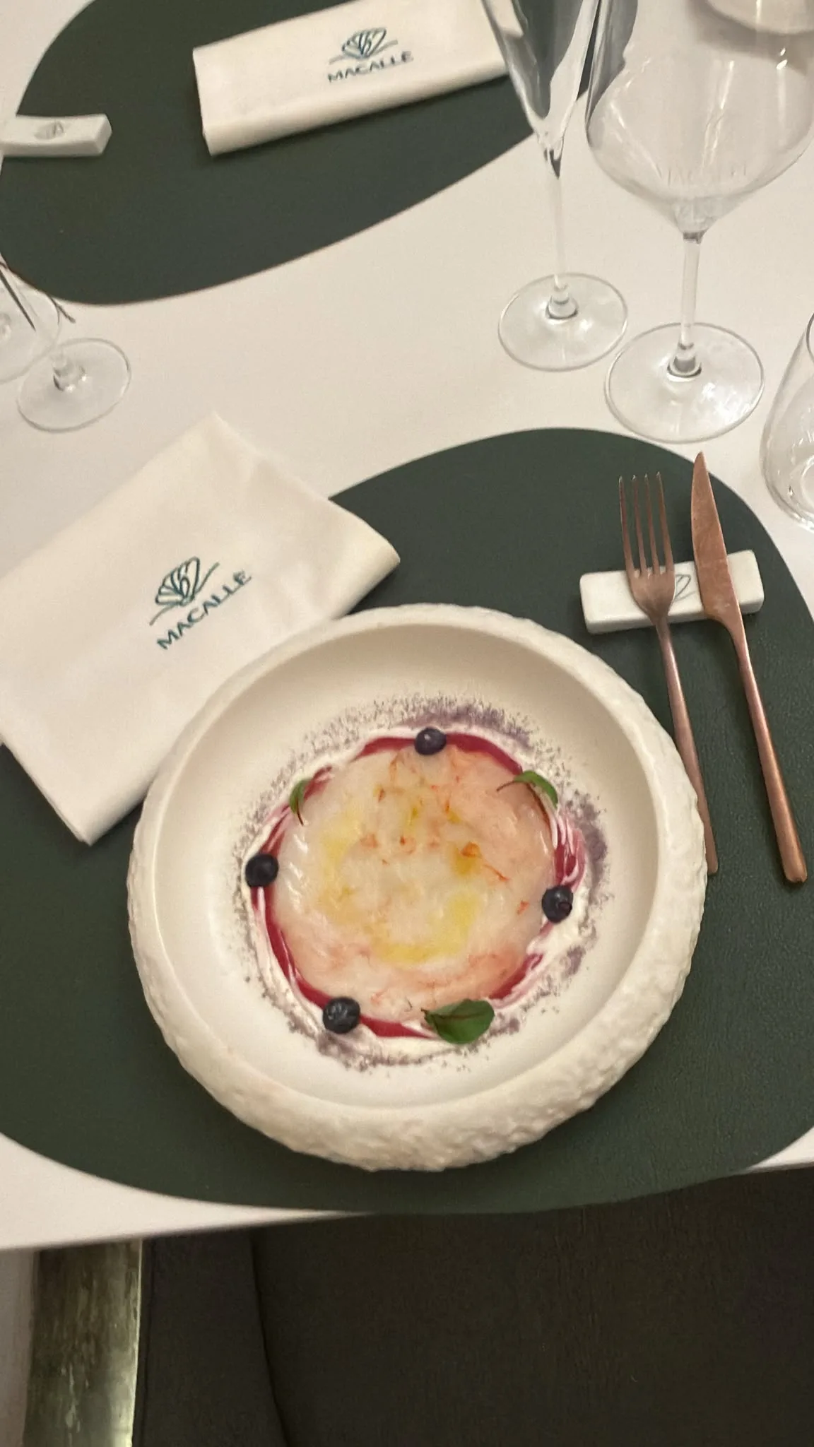 Carpaccio di gambero con salsa ai frutti rossi e mirtilli, piatto di Macallè